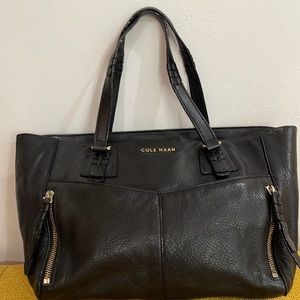 Gently used COLE HAAN black leather pocket book 🍀🍀